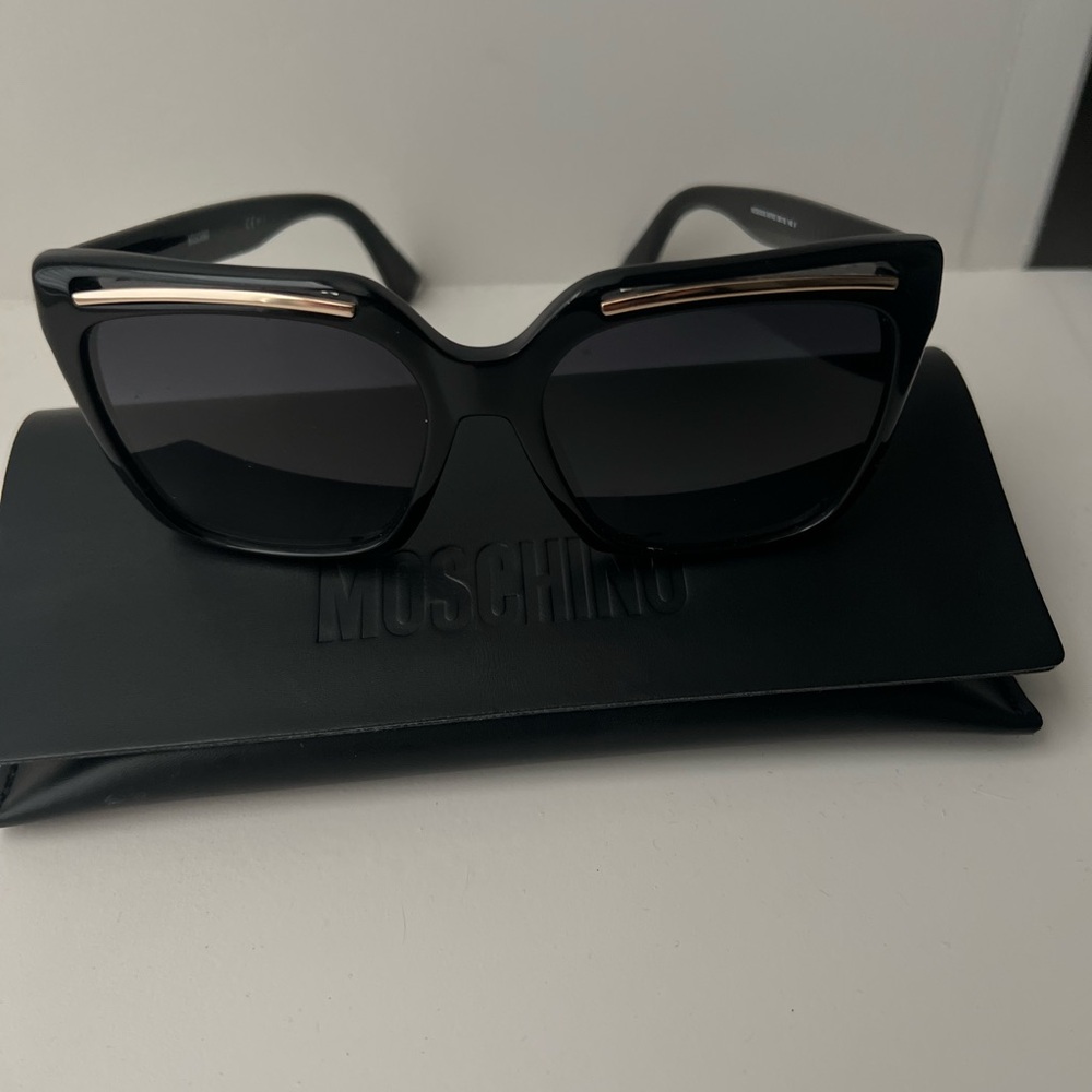 Cat eye Moschino Black Sunglasses